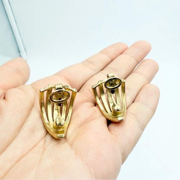 Vintage Crown Trifari Gold Tone Ribbed Fan Shape Signed Clip-On Earrings - Picture 4 of 6